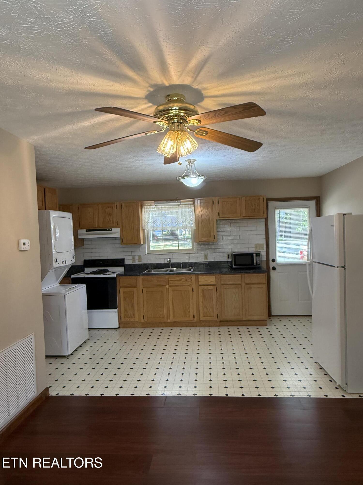 115 Bluegill Way Sevierville, TN 37876 - Photo 16 of 21 Bluegill Way kitchen2