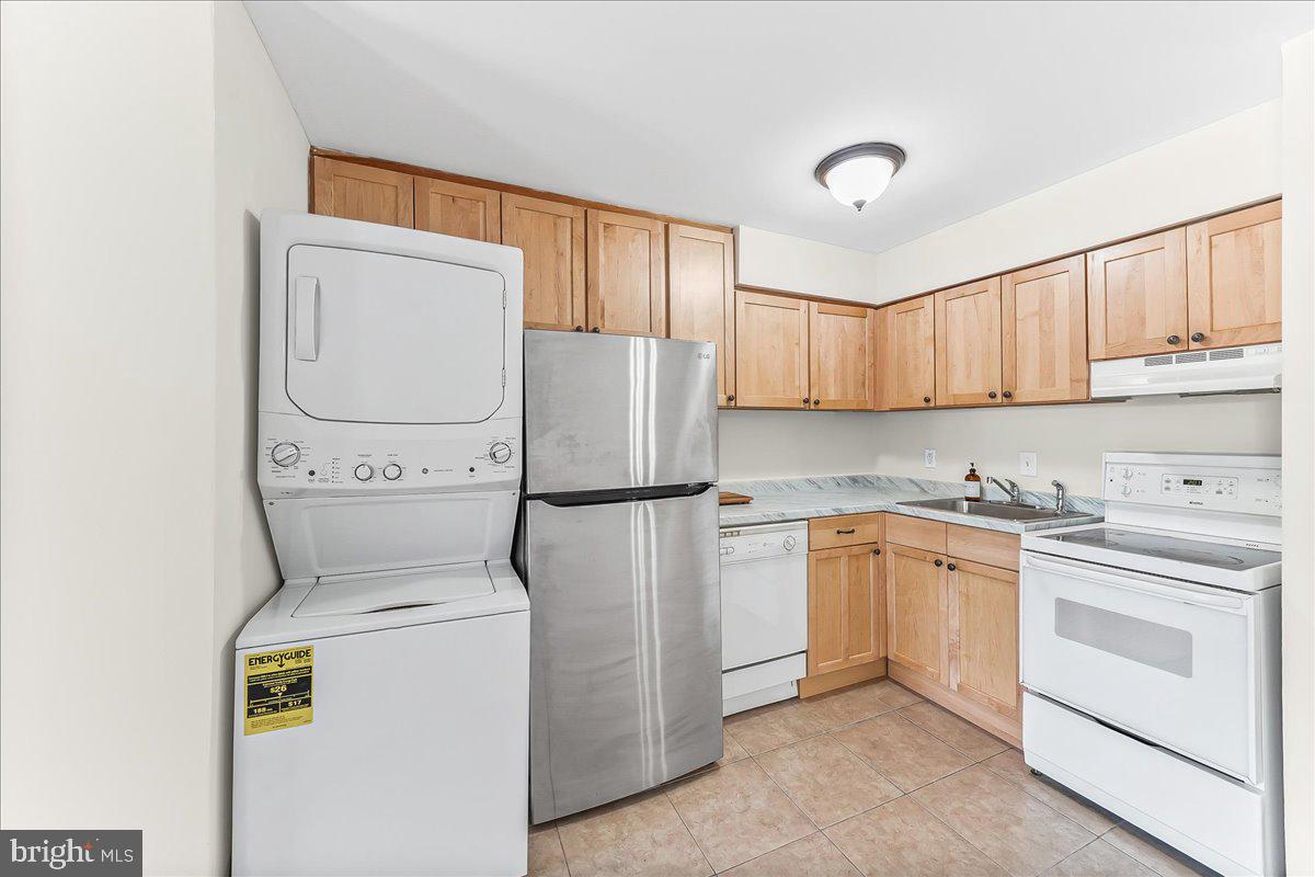4701 Pennell Road, Unit D8 Aston, PA 19014 - Photo 12 of 25 Kitchen with Laundry