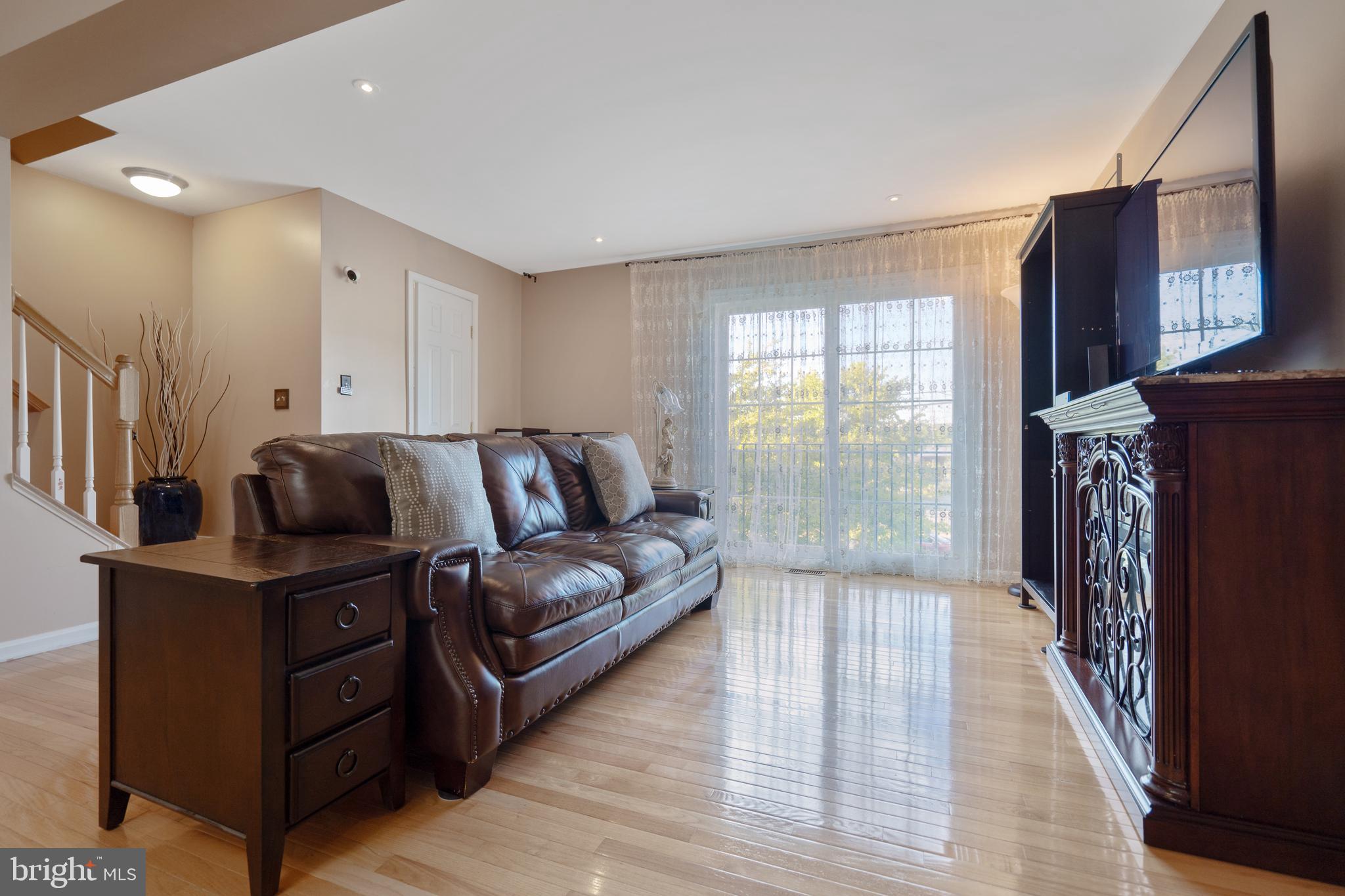 4 West Glebe Road Alexandria, VA 22305 - Photo 5 of 37 Spacious family with sliding doors