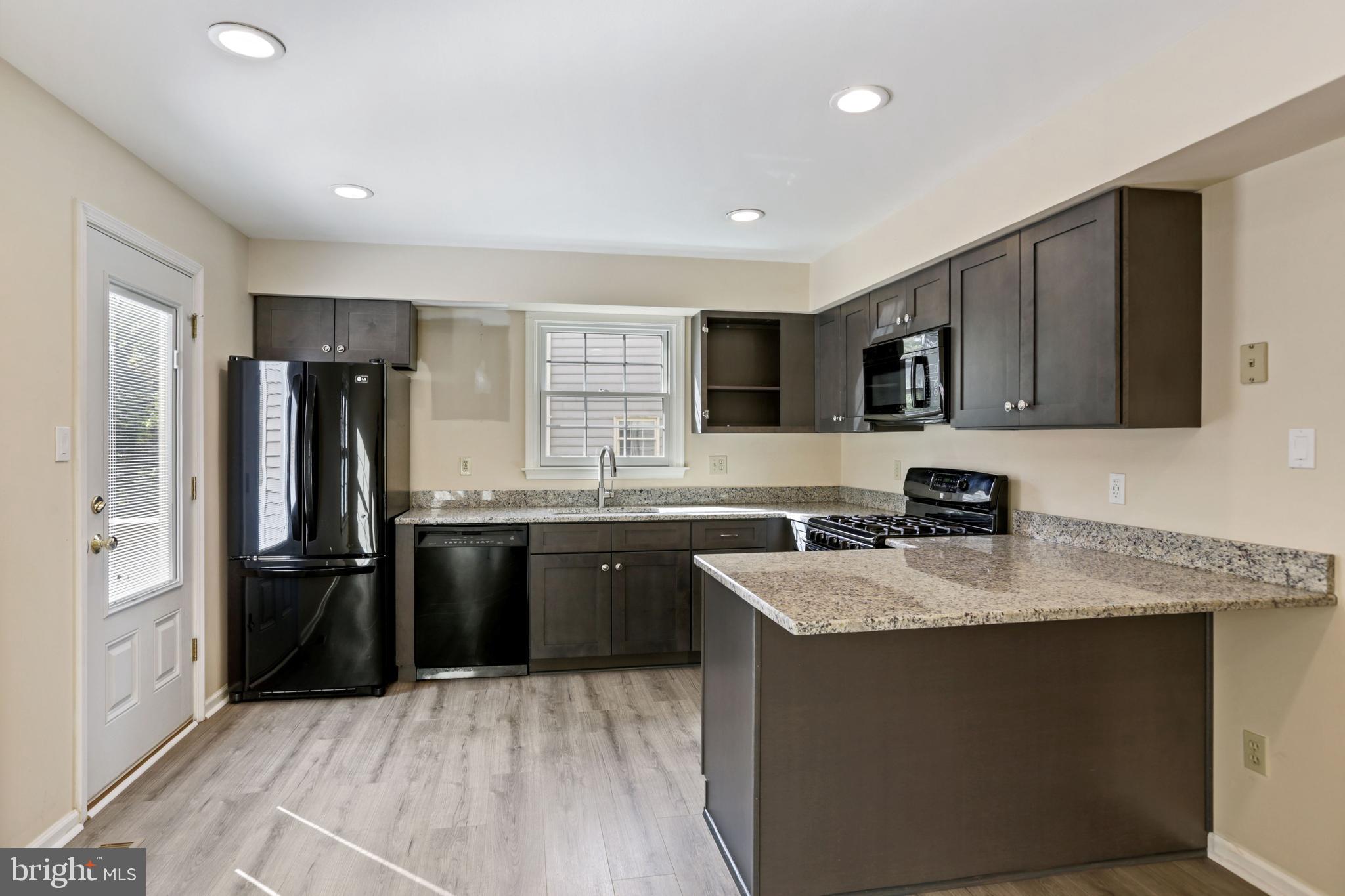 46907 Rabbitrun Terrace Sterling, VA 20164 - Photo 10 of 35 Gallery Image 10