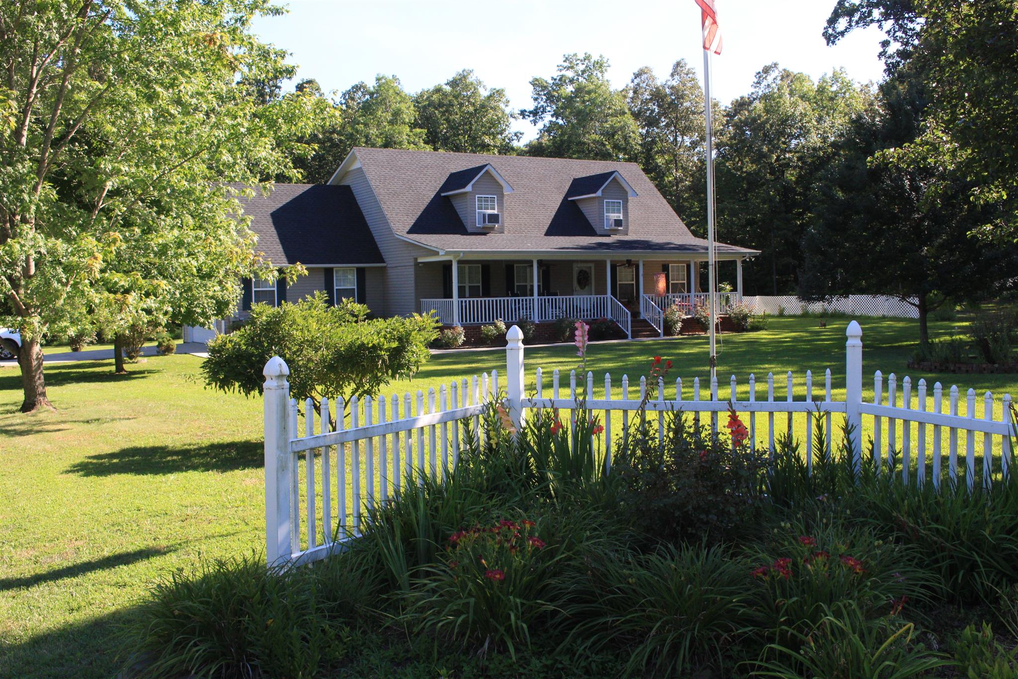 536 Strawberry Ridge Manchester, TN 37355 - Photo 1 of 30 a front view of a house with garden