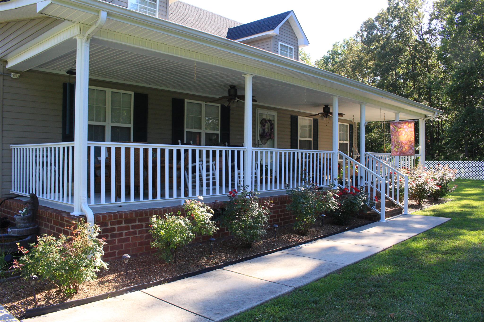536 Strawberry Ridge Manchester, TN 37355 - Photo 2 of 30 a front view of a house having yard