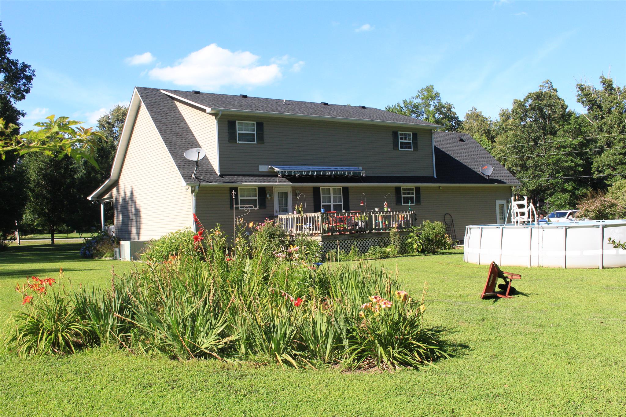536 Strawberry Ridge Manchester, TN 37355 - Photo 23 of 30 a front view of a house with a yard