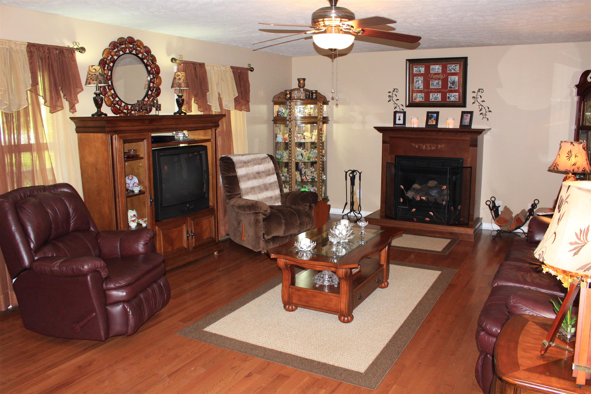 536 Strawberry Ridge Manchester, TN 37355 - Photo 4 of 30 a living room with furniture and a fireplace