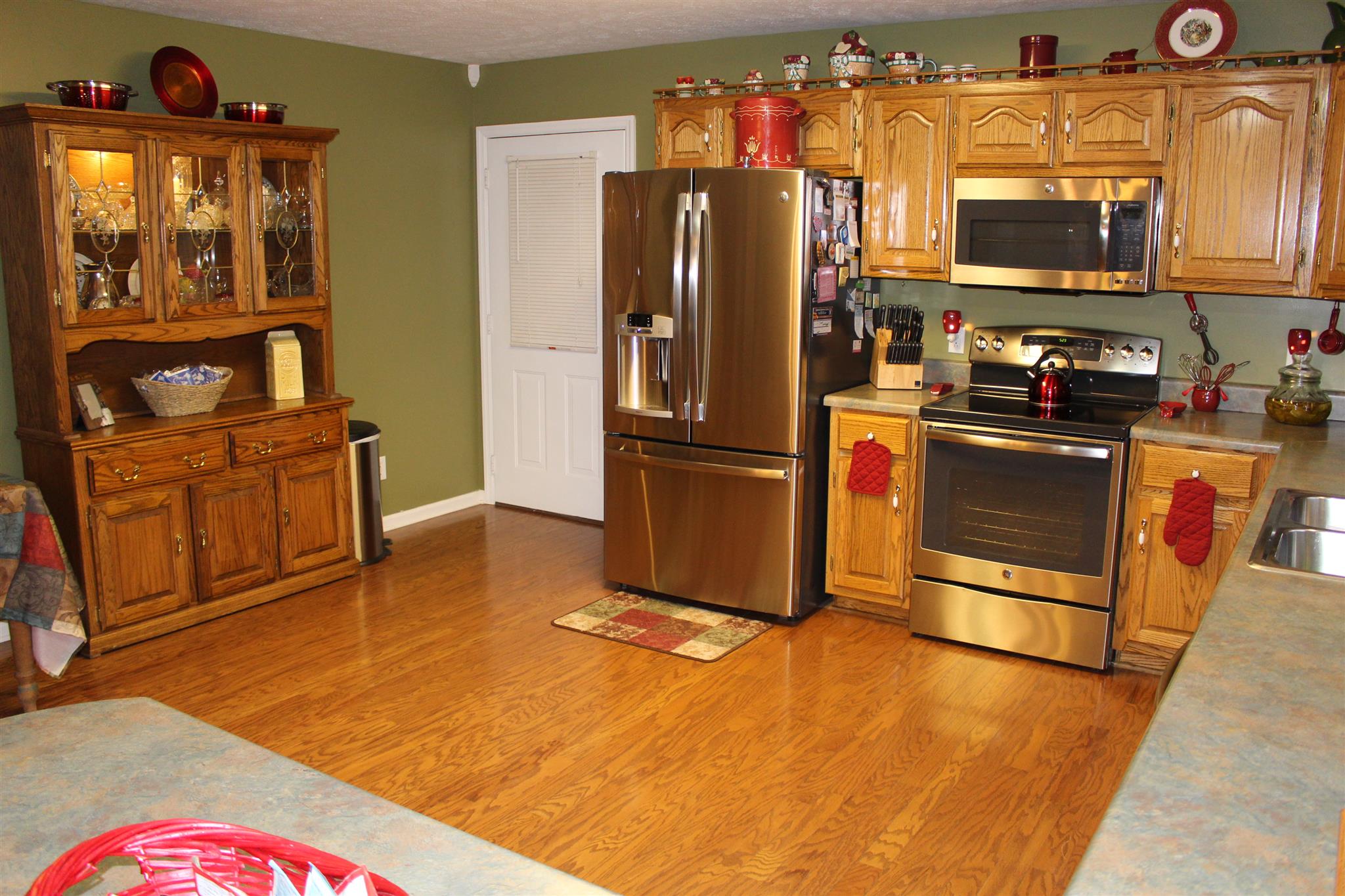 536 Strawberry Ridge Manchester, TN 37355 - Photo 10 of 30 a kitchen with stainless steel appliances granite countertop a refrigerator stove and sink