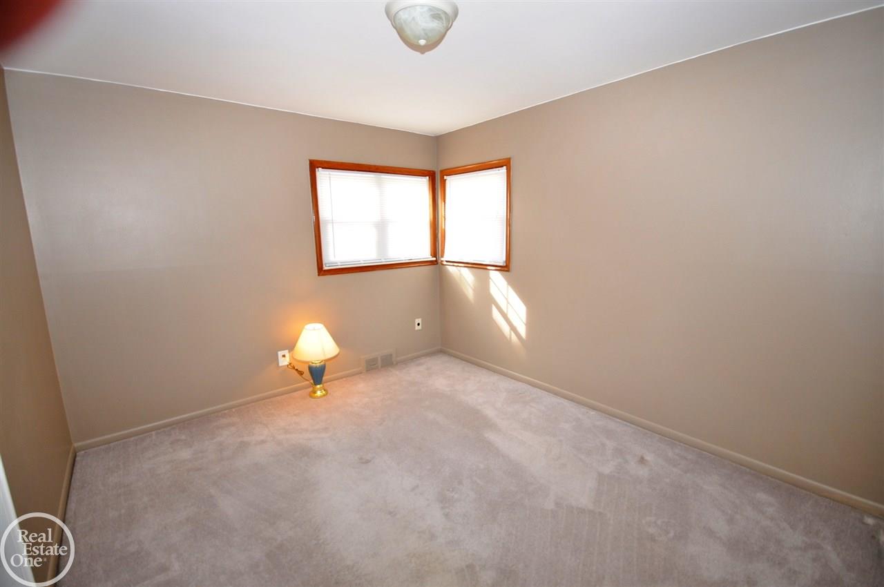 26190 Hayes Road Roseville, MI 48066 - Photo 9 of 15 31332594-8.JPG