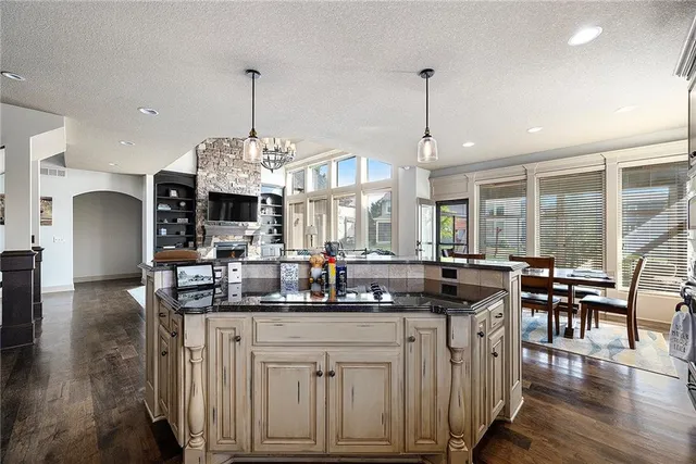 $799,900 | 25205 West 97th Terrace, Lenexa, KS 66227