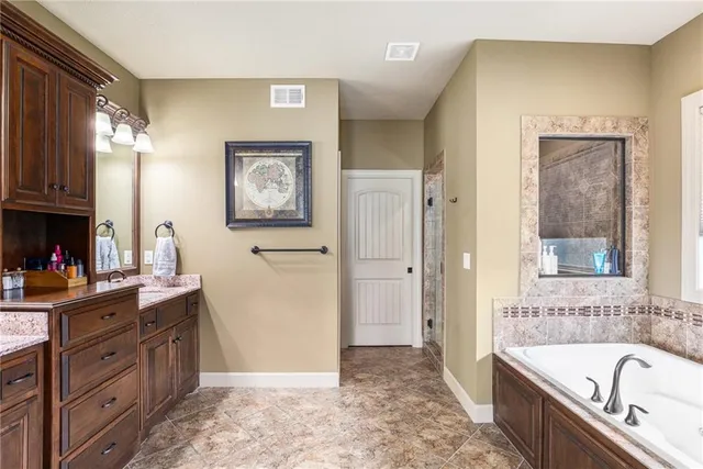 $799,900 | 25205 West 97th Terrace, Lenexa, KS 66227