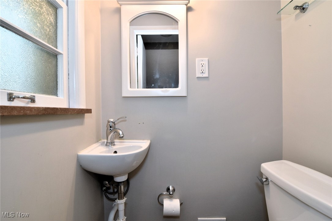 2472 Channing Road Cleveland, OH 44118 - Photo 21 of 46 Main floor half bath