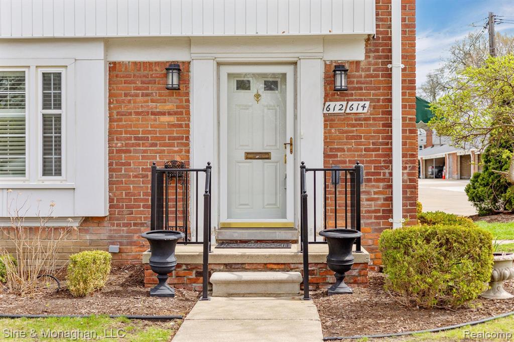 612 Cadieux Road Grosse Pointe, MI 48230 - Photo 2 of 35