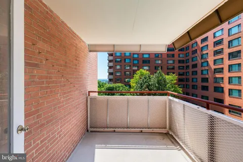 $220,000 | 1021 Arlington Boulevard, Unit 742, Arlington, VA 22209