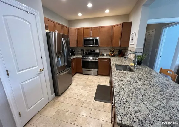 $3,200 | 3111 Windsor Park Court, Unit 3111, Englewood, NJ 07631