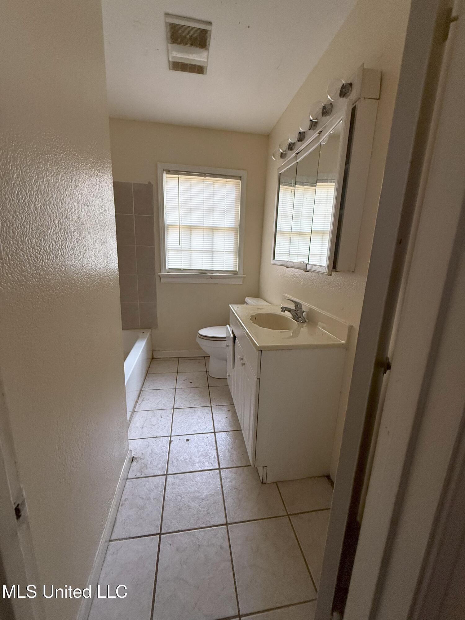124 South Sunset Terrace Jackson, MS 39212 - Photo 8 of 13 sunset terr bath