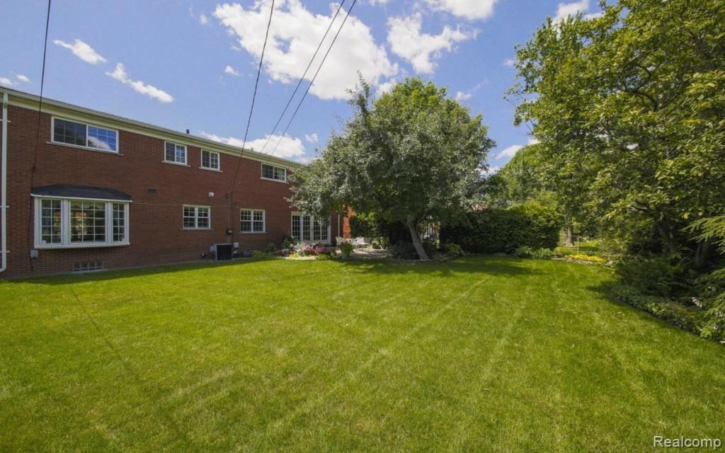 636 Cook Road Grosse Pointe Woods, MI 48236 - Photo 32 of 33