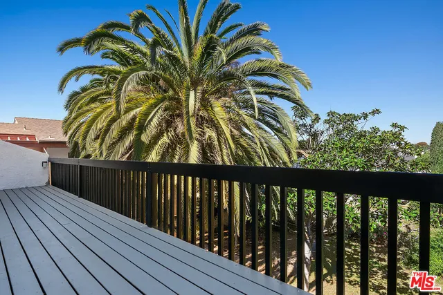 a view of a back yard of the house