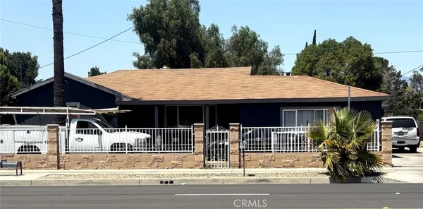 a view of a house with backyard and plants