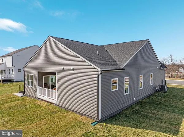 a view of a house with backyard