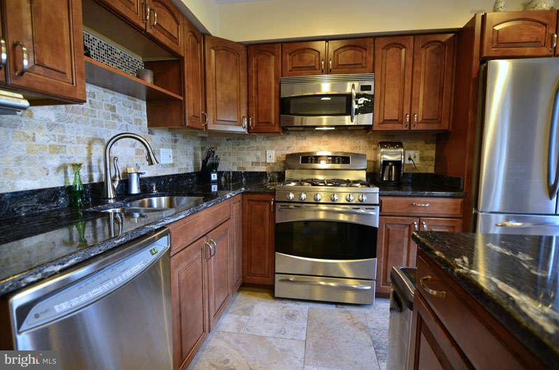 46856 Rabbitrun Terrace Sterling, VA 20164 - Photo 13 of 30 Kitchen