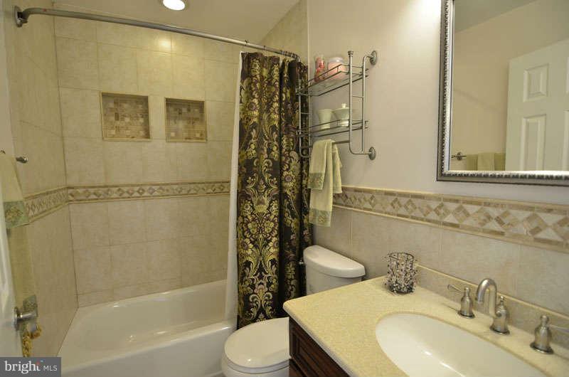 46856 Rabbitrun Terrace Sterling, VA 20164 - Photo 25 of 30 Upper hall Bath