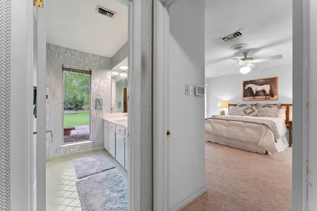 a en suite spacious bathroom with a double vanity sink and a mirror