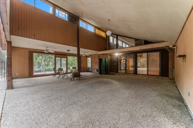 a view of a house with porch and outdoor space