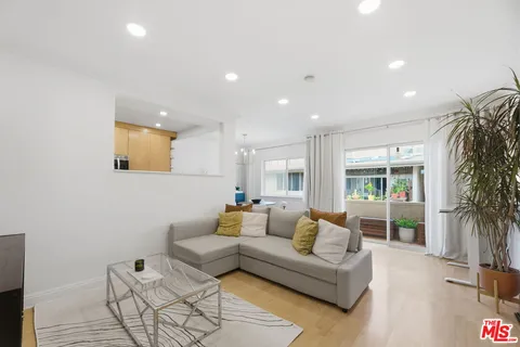 $549,000 | 11718 Darlington Avenue, Unit 7, Los Angeles, CA 90049