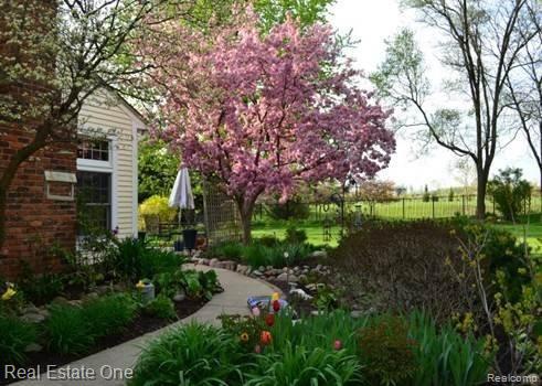 5025 Aintree Road Rochester, MI 48306 - Photo 5 of 38 Professionally Landscaped