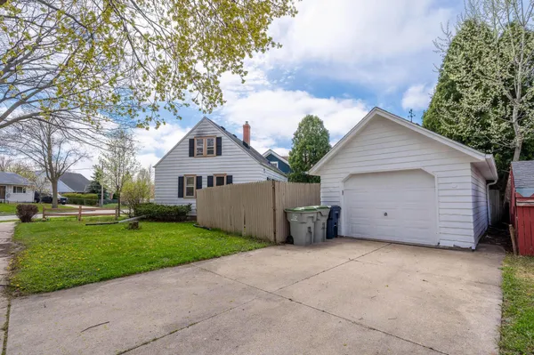 $199,900 | 9200 West Swan Circle, Milwaukee, WI 53225