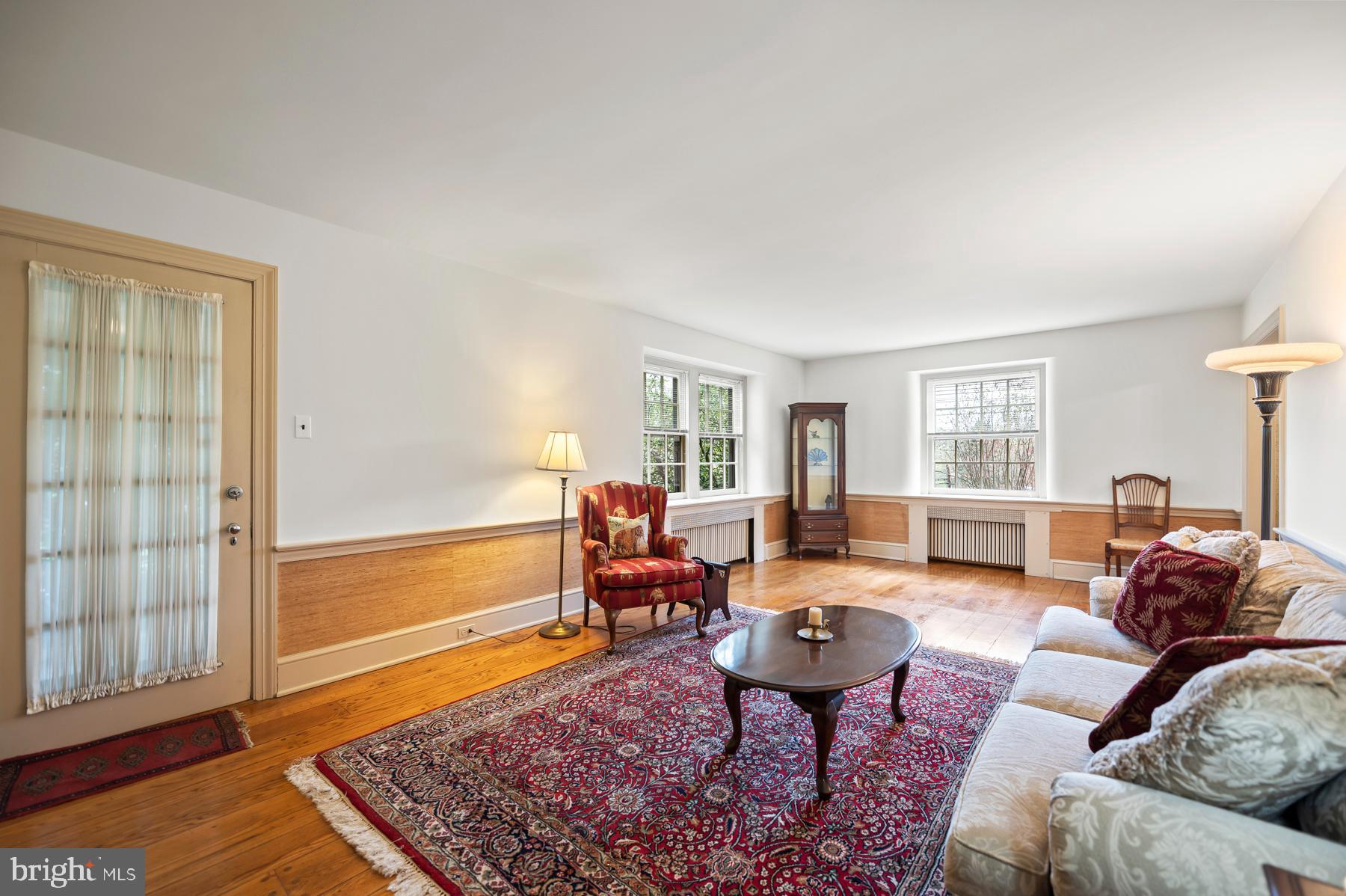 Bright & spacious living room