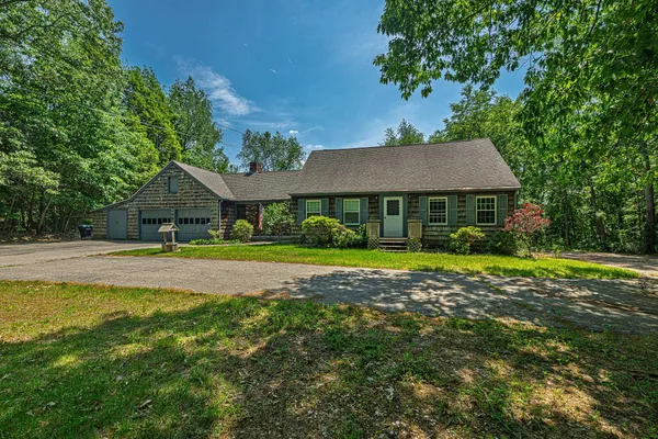 $649,000 | 7 Squamscott Road, Stratham, NH 03885