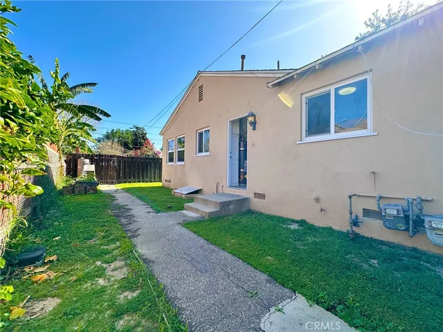 $2,200 | 7452 Woodley Avenue, Van Nuys, CA 91406