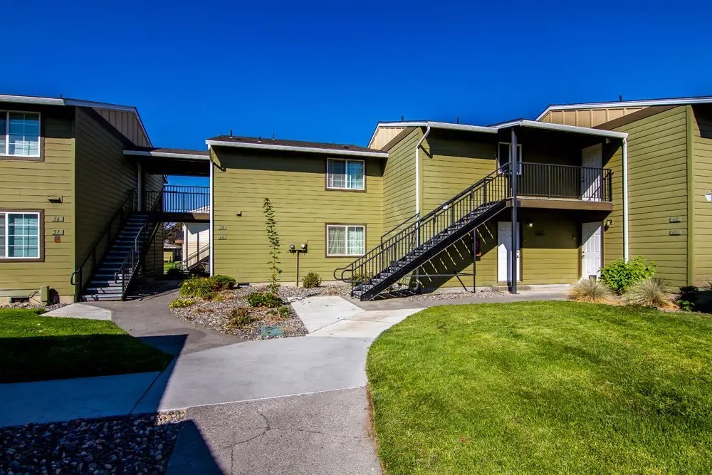 405 Southwest 11th Street Hermiston, OR 97838 - Photo 3 of 10 a view of a house with backyard and sitting area
