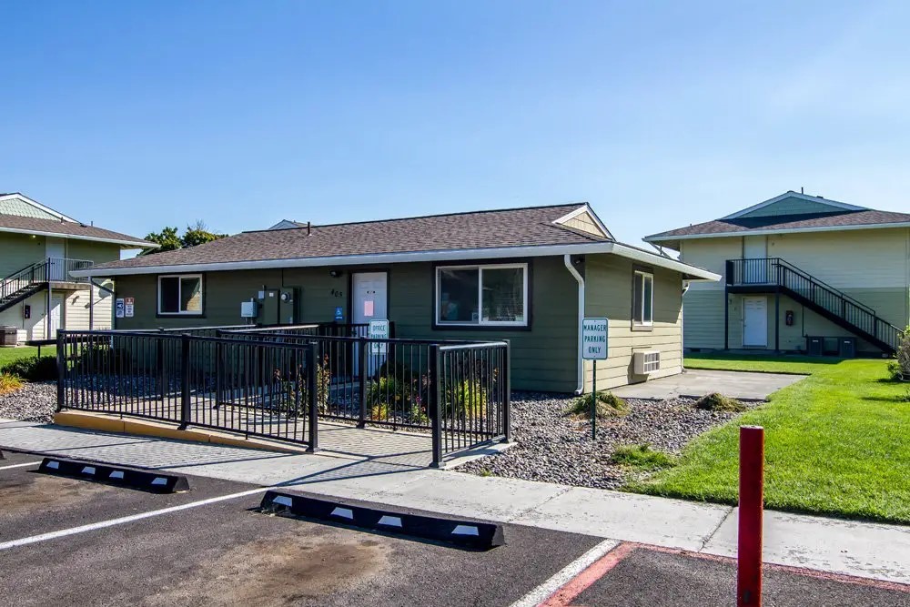 405 Southwest 11th Street Hermiston, OR 97838 - Photo 5 of 10 a view of a house with backyard and porch