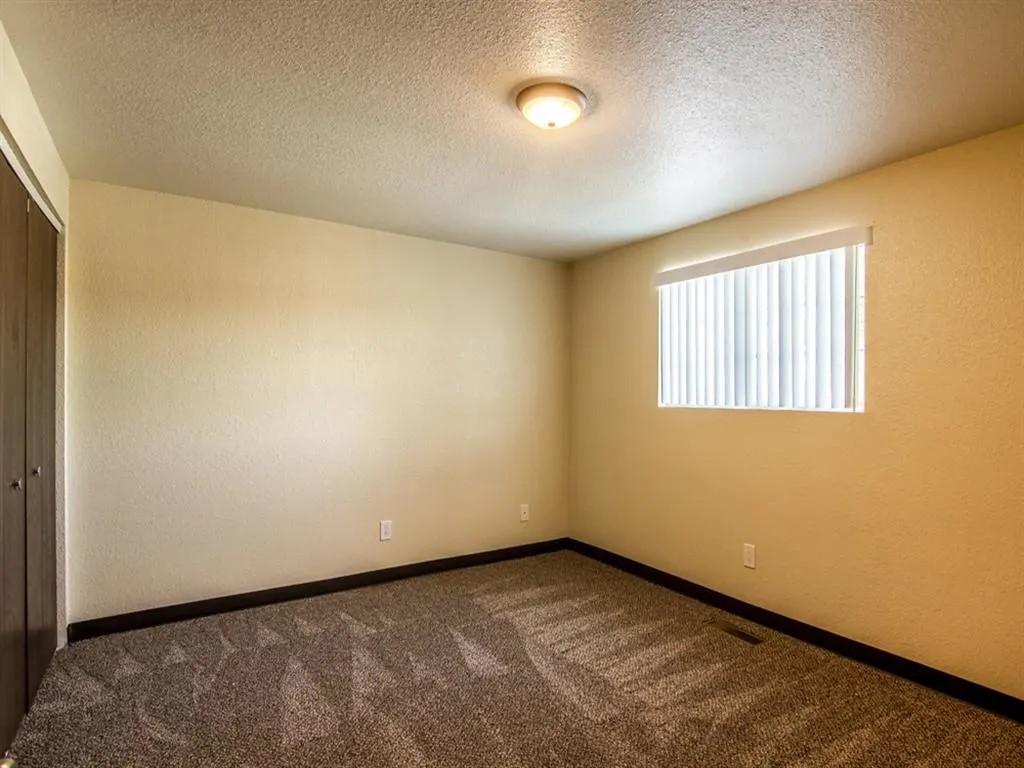 405 Southwest 11th Street Hermiston, OR 97838 - Photo 10 of 10 an empty room with windows