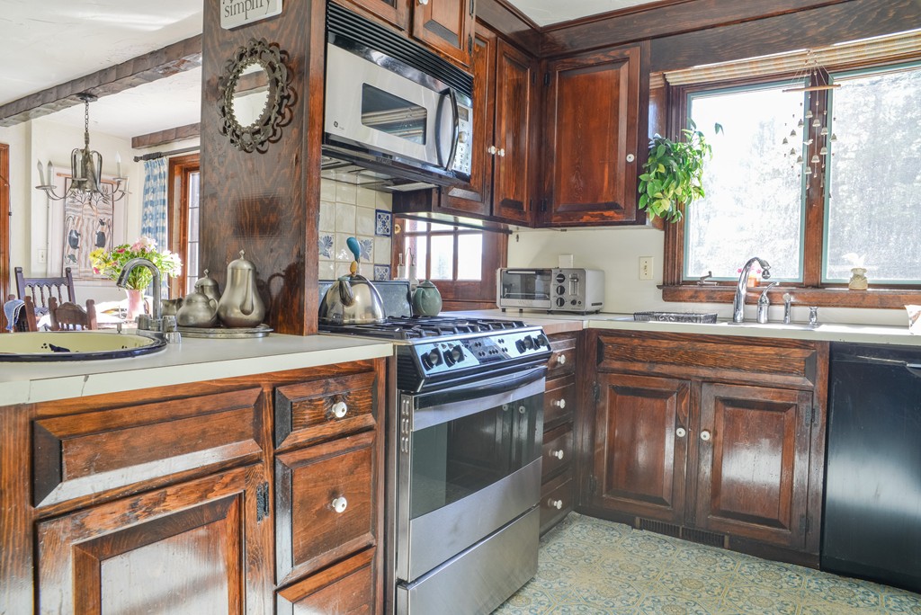 205 Sackett Road Westfield, MA 01085 - Photo 3 of 30 Gallery Image 3