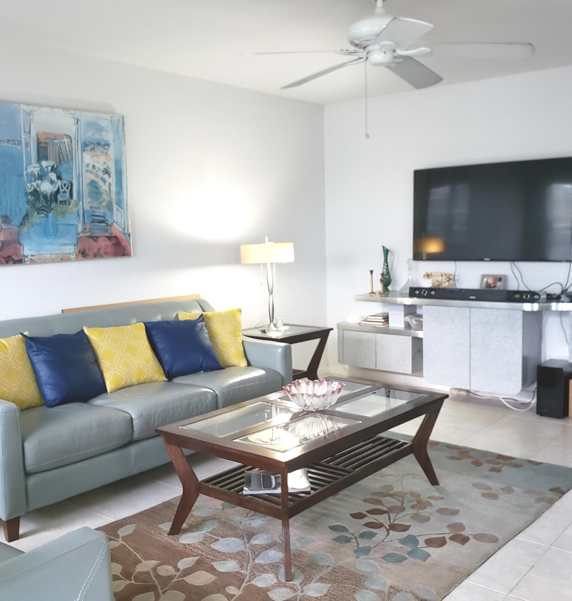1085 Exeter Boca Raton, FL 33434 - Photo 3 of 33 l.r..