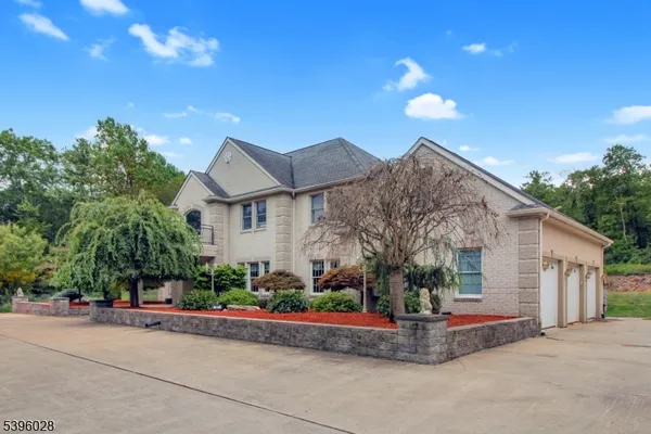 a front view of house with garage and yard