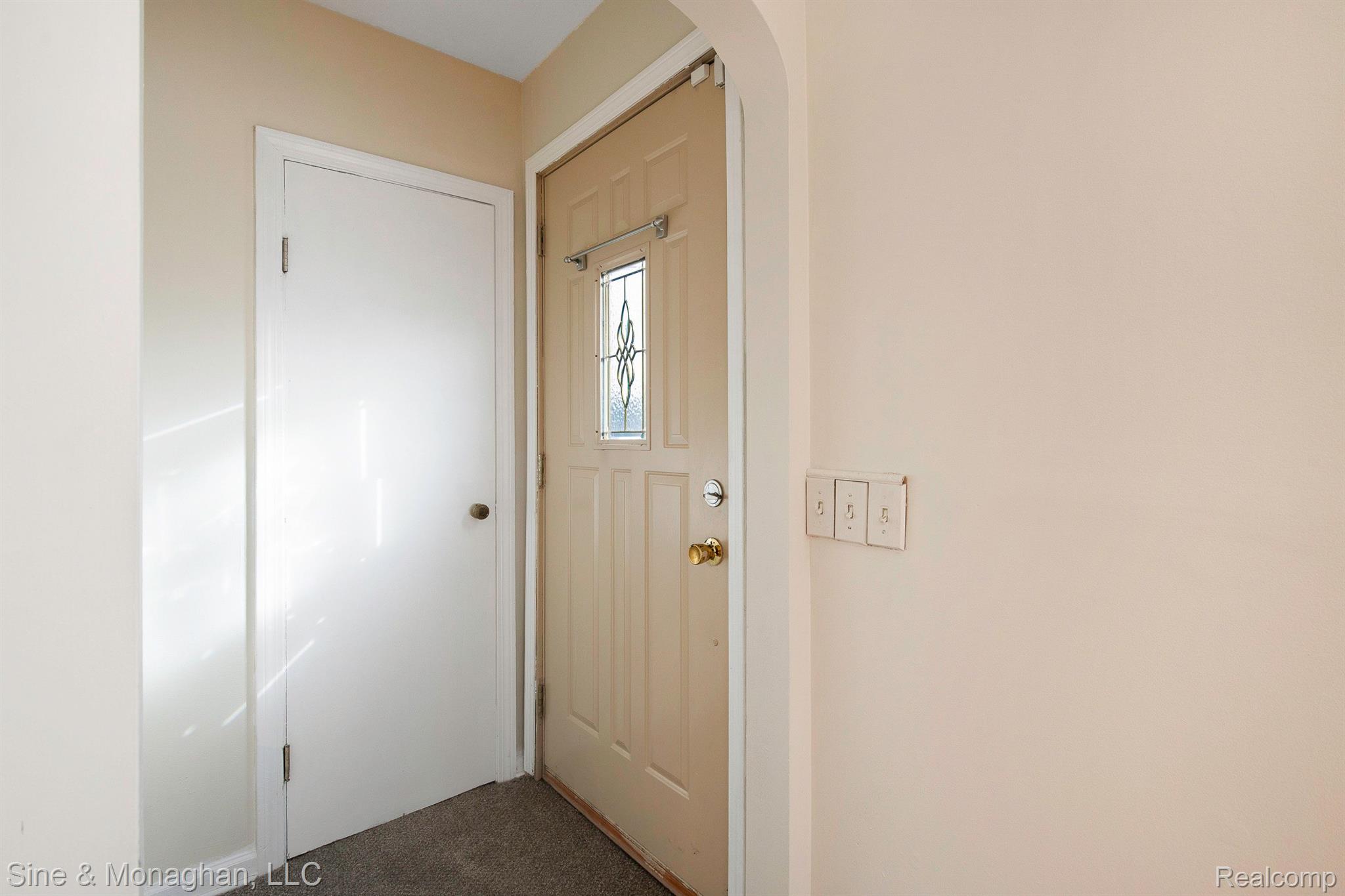 6135 North Genesee Road Flint, MI 48506 - Photo 3 of 45 Entry foyer