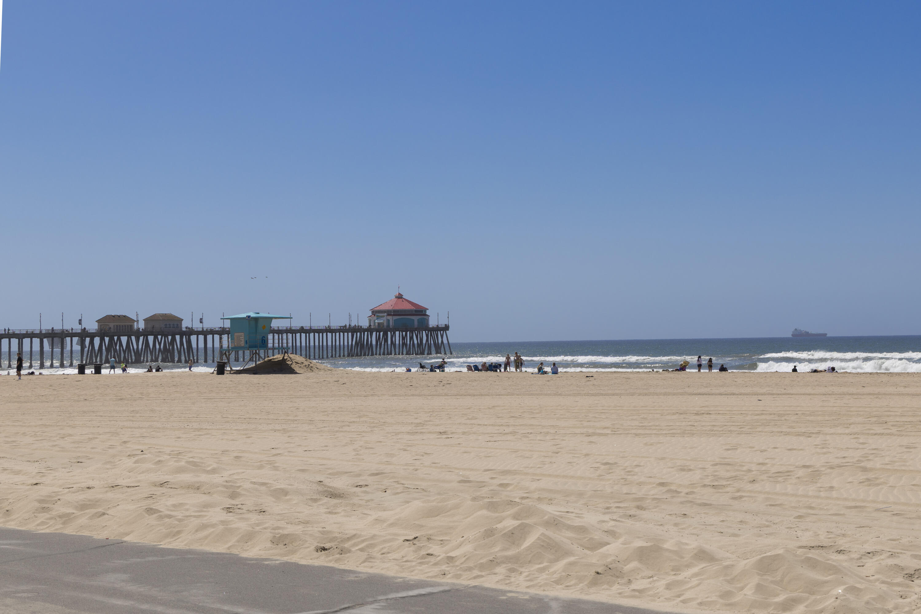 711 Pacific Coast Highway, Unit 206 Huntington Beach, CA 92648 - Photo 29 of 32 a view of a swimming pool and an ocean