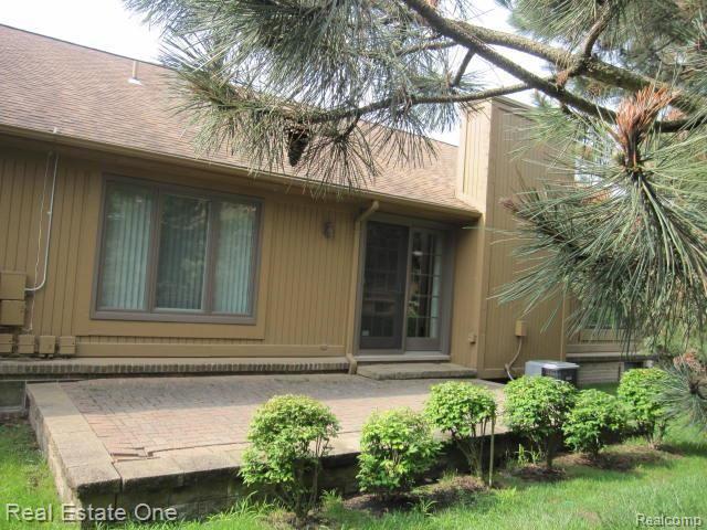 2191 London Bridge Drive, Unit 28 Rochester, MI 48307 - Photo 4 of 15 IMG_3343