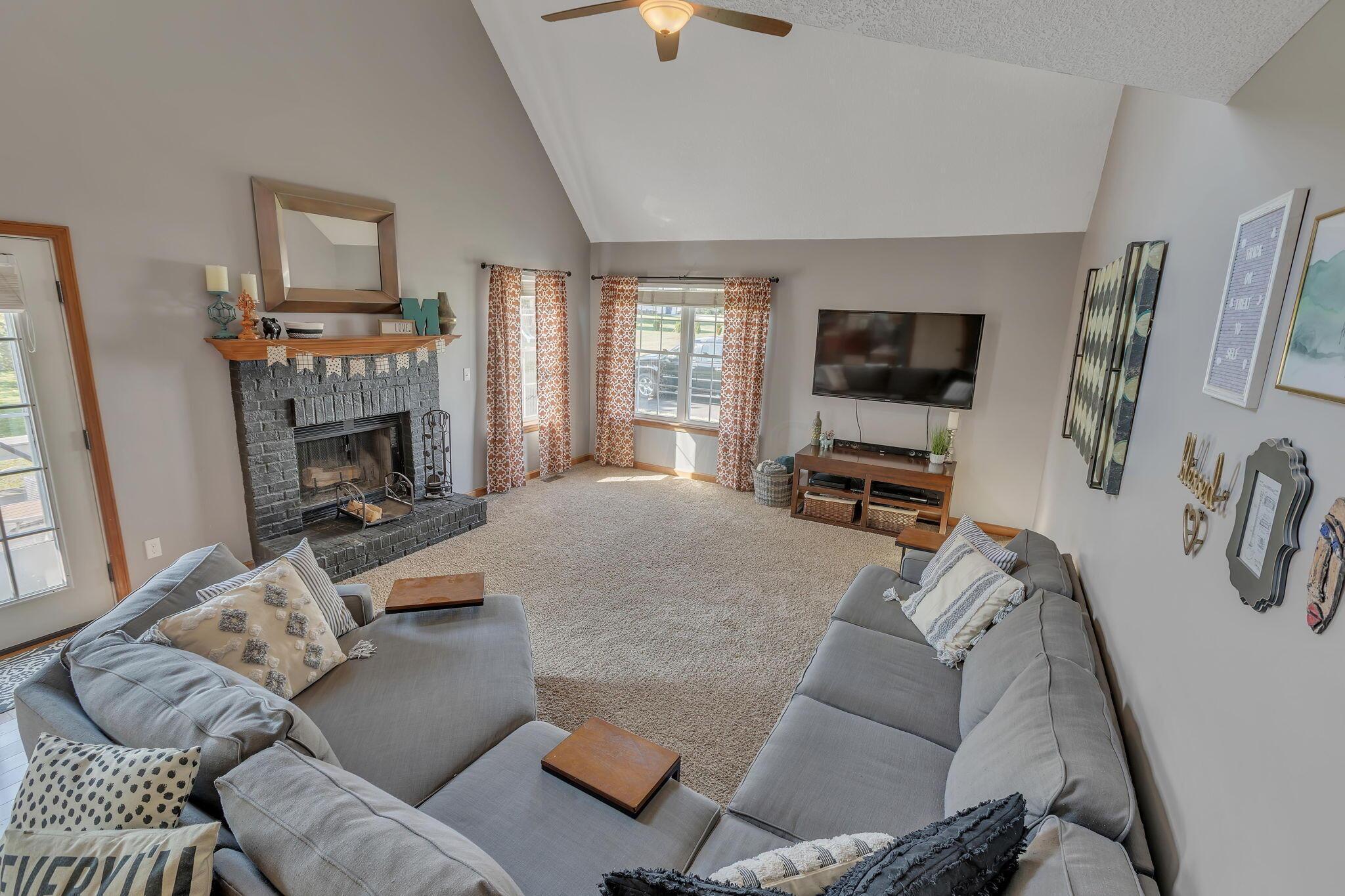 8243 Blacks Road Southwest Pataskala, OH 43062 - Photo 10 of 63 Great Room