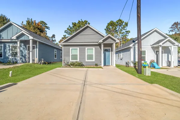 a view of outdoor space yard and front view of a house
