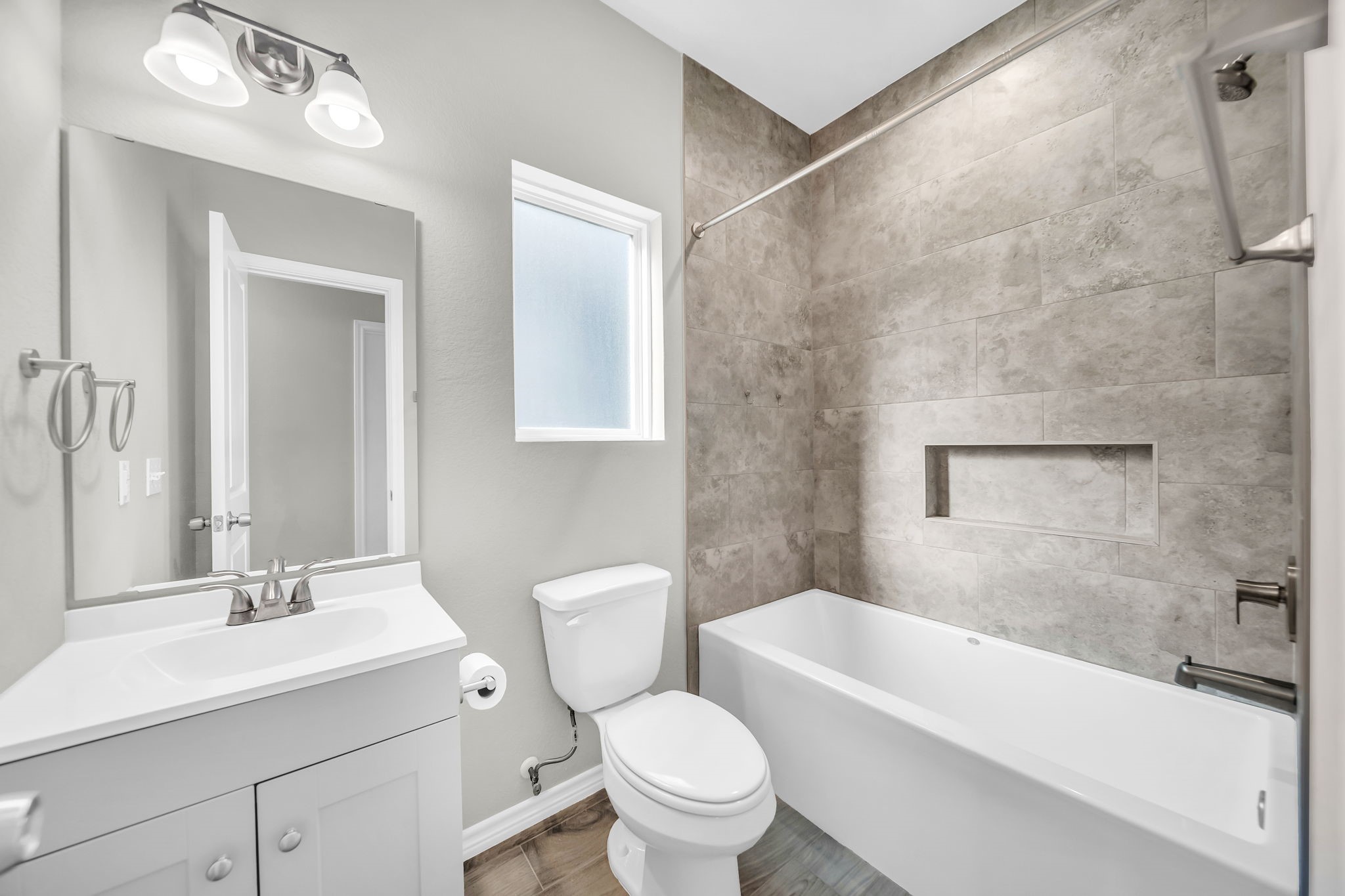 16606 East Forrestal Street Montgomery, TX 77316 - Photo 6 of 14 Secondary bathroom with tub/shower combo.