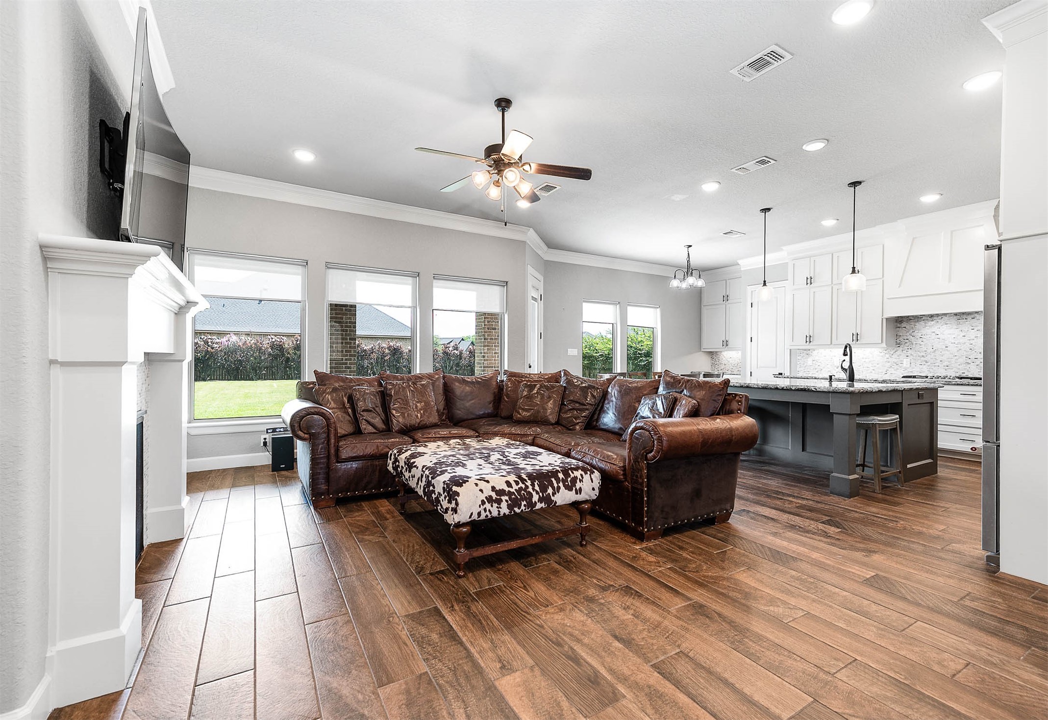 720 Rustic Oaks Drive Angleton, TX 77515 - Photo 9 of 35