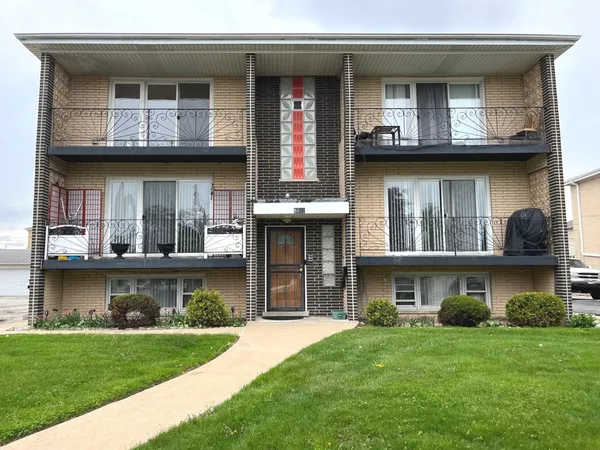 $780,000 | 8632 Leclaire Avenue, Burbank, IL 60459