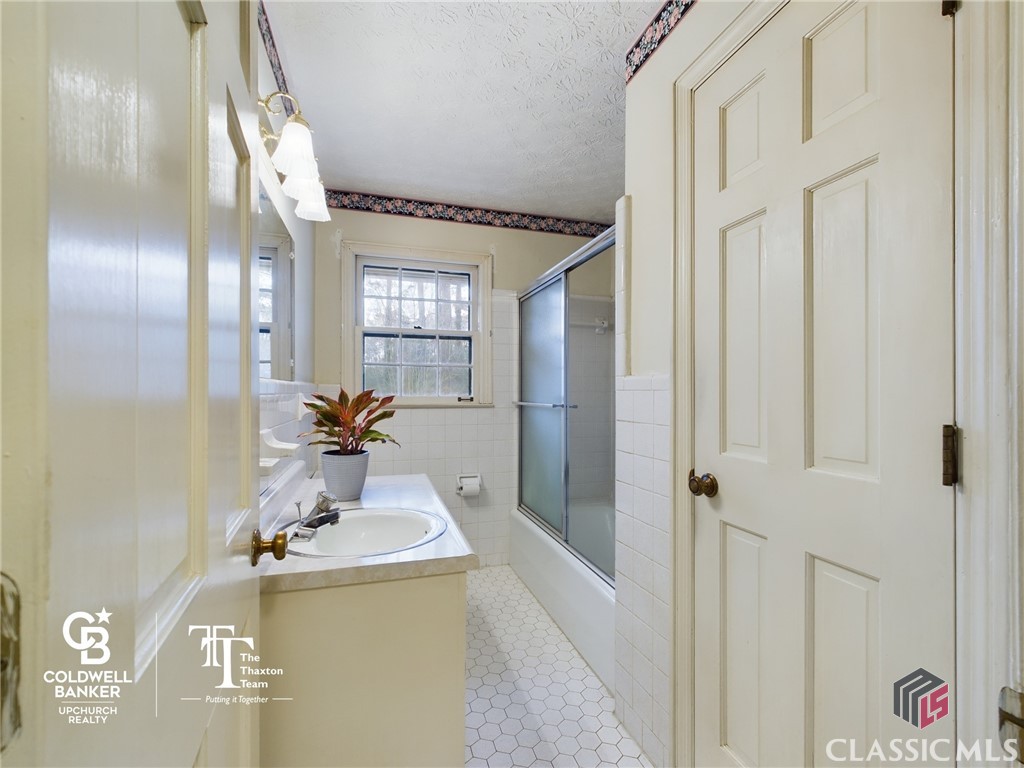 775 Kings Road Athens, GA 30606 - Photo 12 of 31 Hall Bath