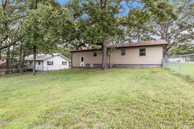 $172,500 | 23209 Oakwood Circle, Hermitage, MO 65668