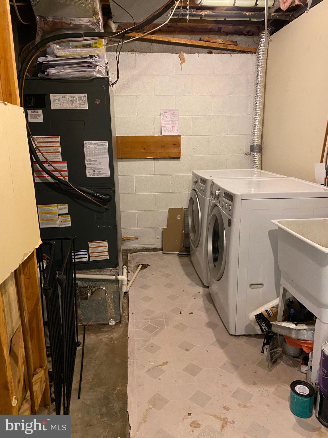 1666 Barnstead Drive Reston, VA 20194 - Photo 46 of 51 Utility room w/ washer & dryer