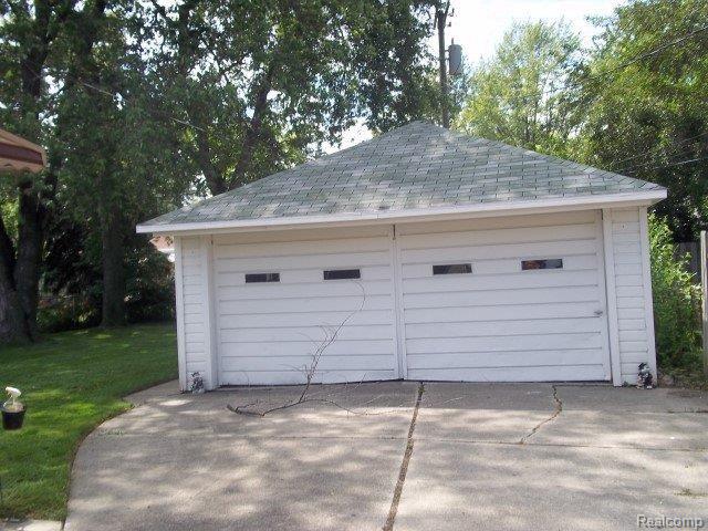 23339 Roxana Avenue Eastpointe, MI 48021 - Photo 5 of 21 100_0462 (Small).JPG