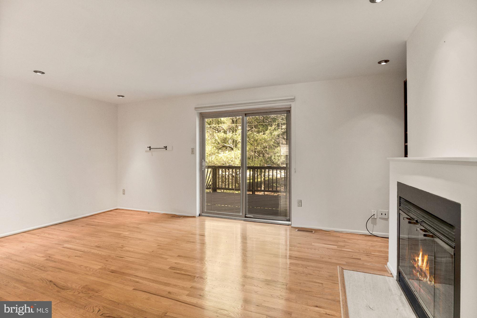 9747 Early Spring Way Columbia, MD 21046 - Photo 11 of 31 Living Room